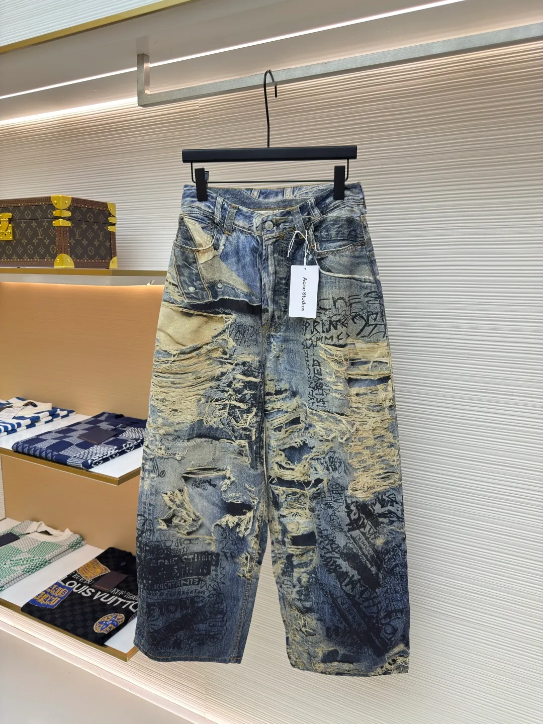Acne Studios 3D ripped brushed jeans ●Authentic product: Purchased and developed by 4352 ●Item number: 1680159-A75 ●Material: denim ●Technology: brushed ●Version: fitted version ●Weight: about 630 grams ●Size: 42-44-46-48-50-52 ●Description: Only by using brushed non-elastic fabric can the 3D effect be achieved. The difficulty is to correct the printing details eight times before and after, adjust the color six times, and then use laser burning to position and cut. The overall routing is straight and delicate, the fabric is comfortable and soft, and the color is consistent without color difference. It can be matched with the same style to create a fashionable look and control various occasions. Customized accessories, complete three standards, same style for men and women!